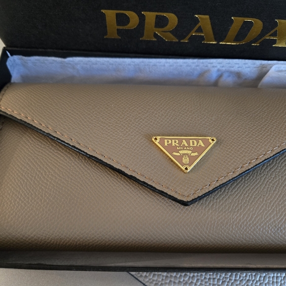 Designer Inspired wallet - Picture 2 of 11